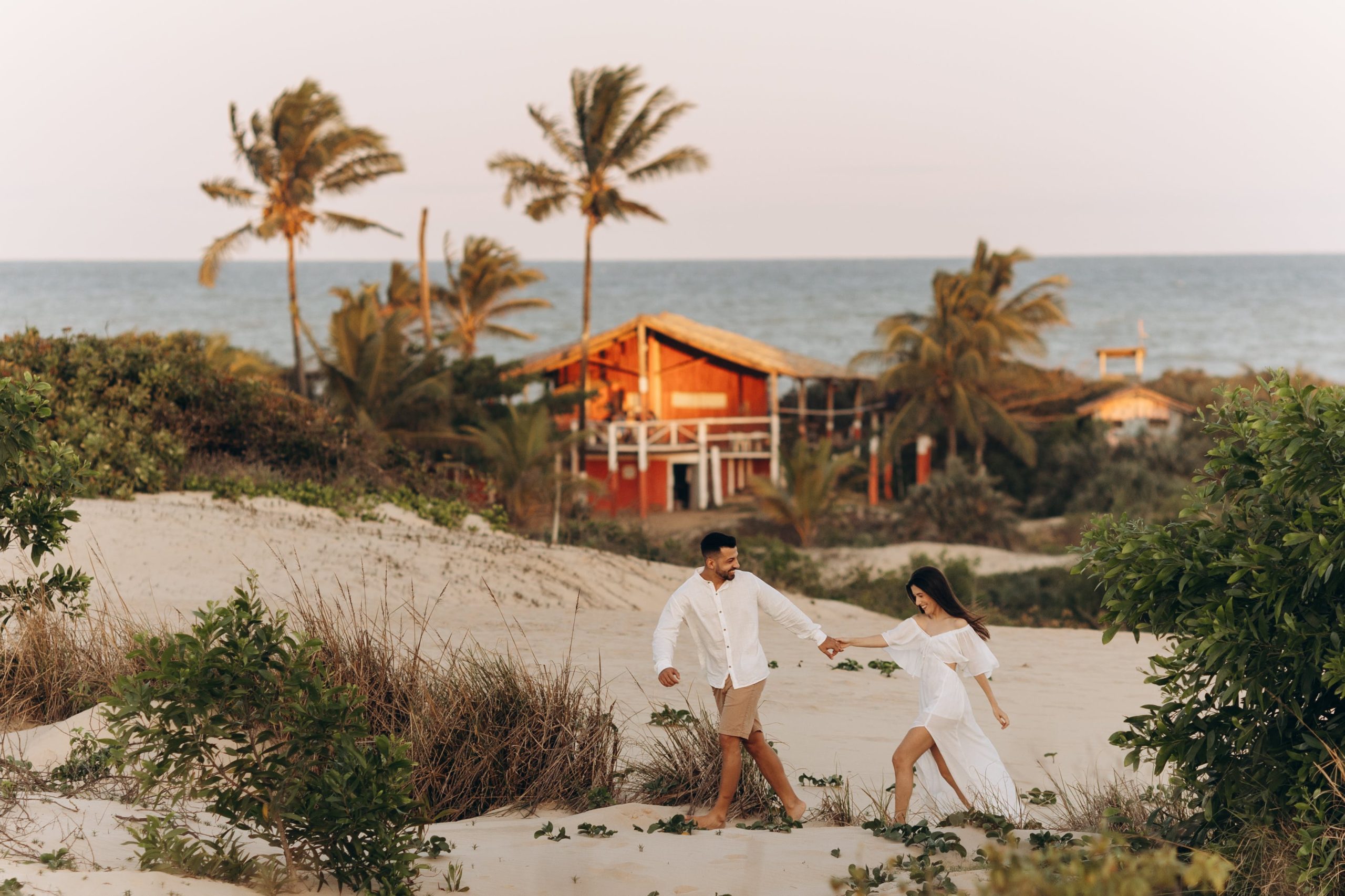 Strolling by the seaside, it's the convergence of affection, the tranquil happiness.