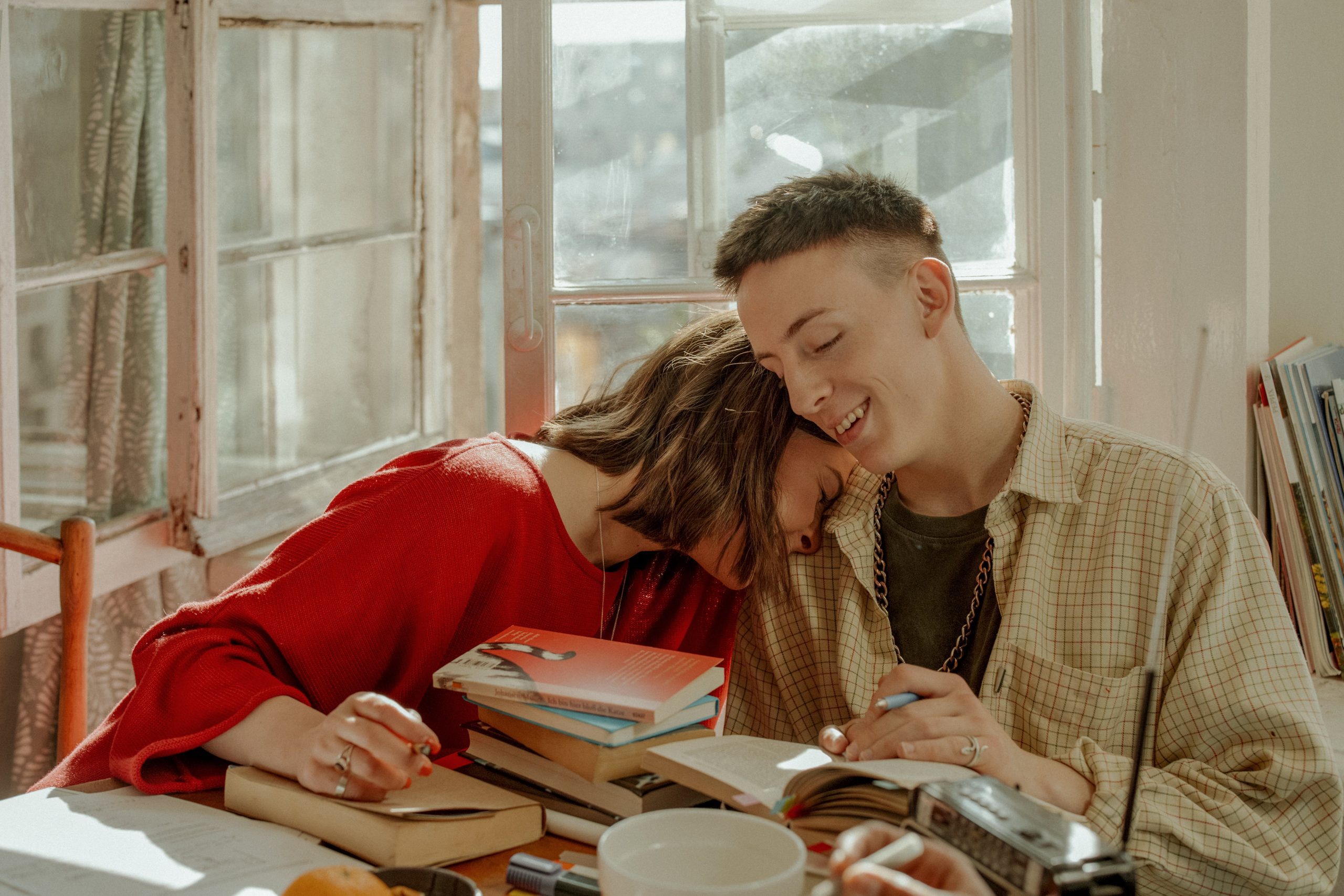 2 college students are dating in the library