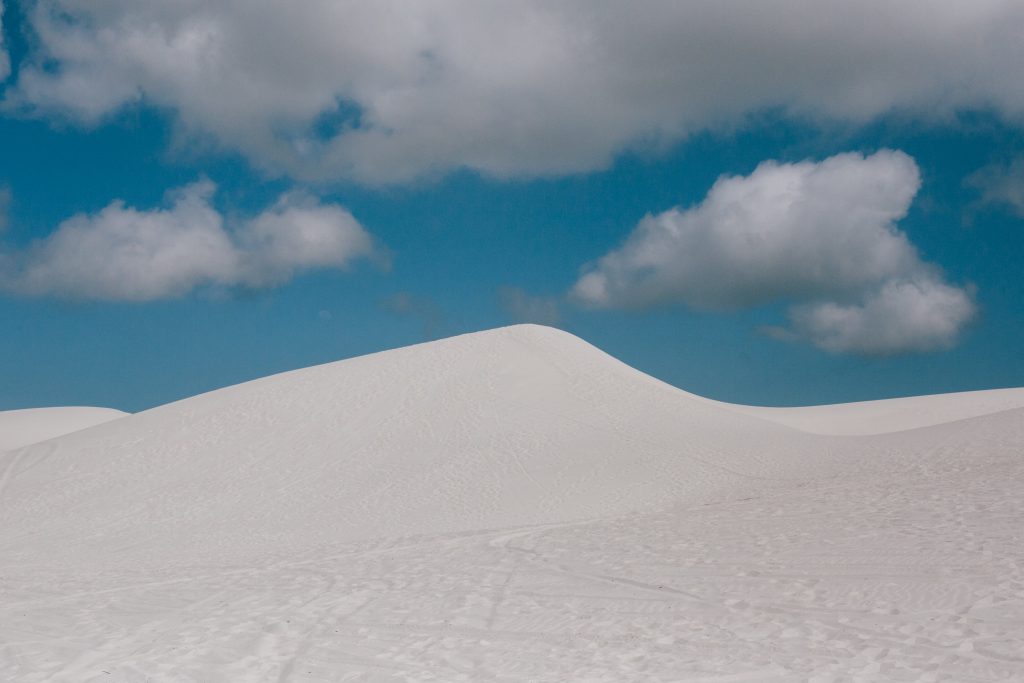 There are white snow mountains under the blue sky.